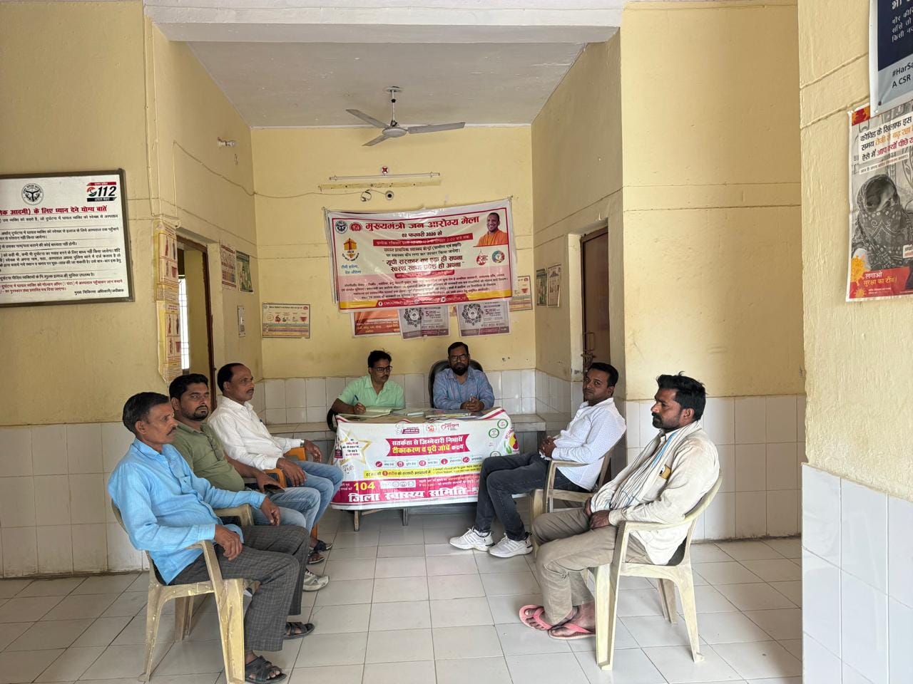 हरदत्तनगर गिरंट पीएचसी में मरीज का उपचार करते चिकित्सक।