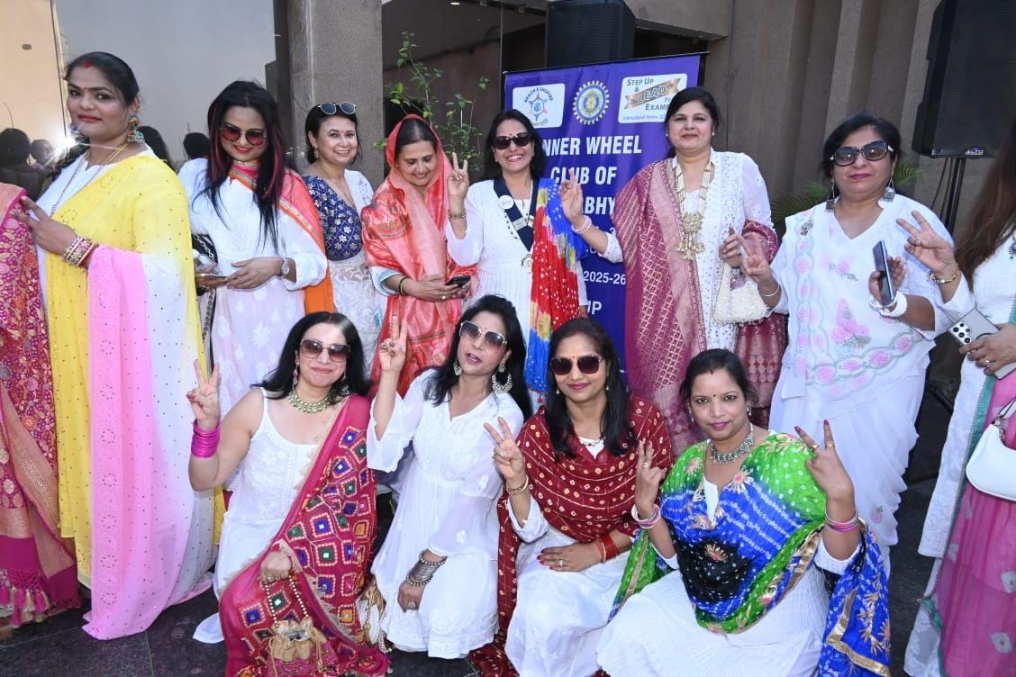 इनरव्हील क्लब ऑफ लखनऊ अभ्युदय की ओर से गोमतीनगर के एक होटल में होली मिलन समारोह का आयोजन शनिवार