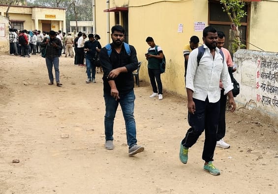 जीआईसी से उपनिरीक्षक भर्ती परीक्षा देकर निकलते अभ्यर्थी और सीसीटीवी से निगरानी करते आईजी अमित प