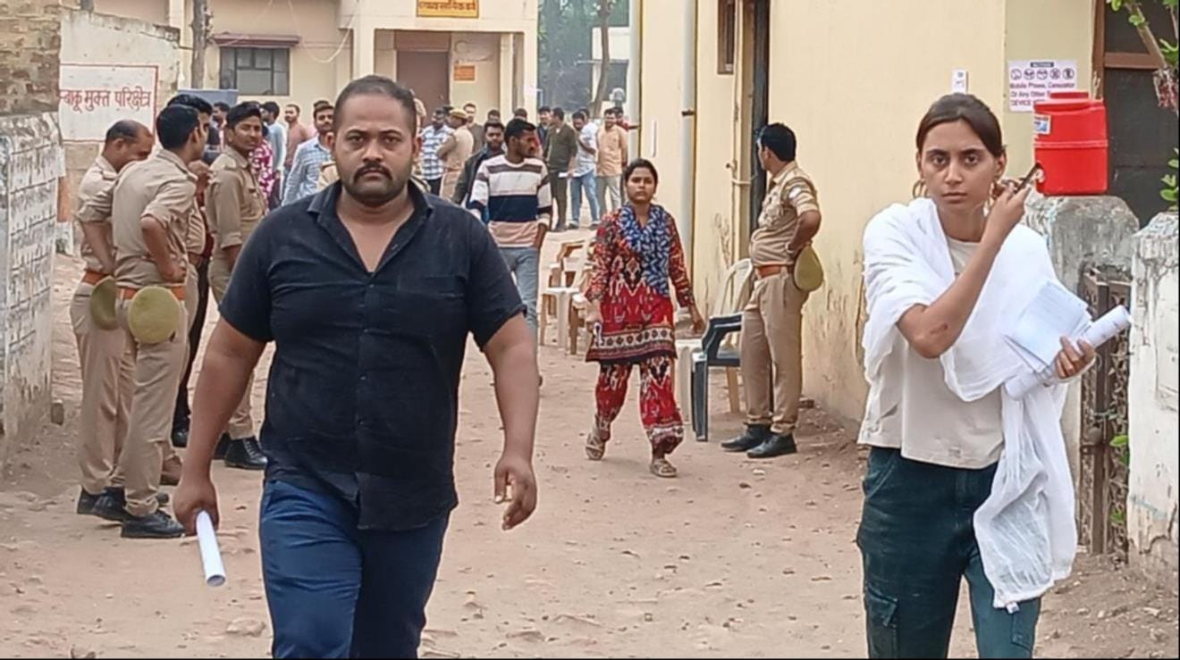 जीआईसी से उपनिरीक्षक भर्ती परीक्षा देकर निकलते अभ्यर्थी और सीसीटीवी से निगरानी करते आईजी अमित प