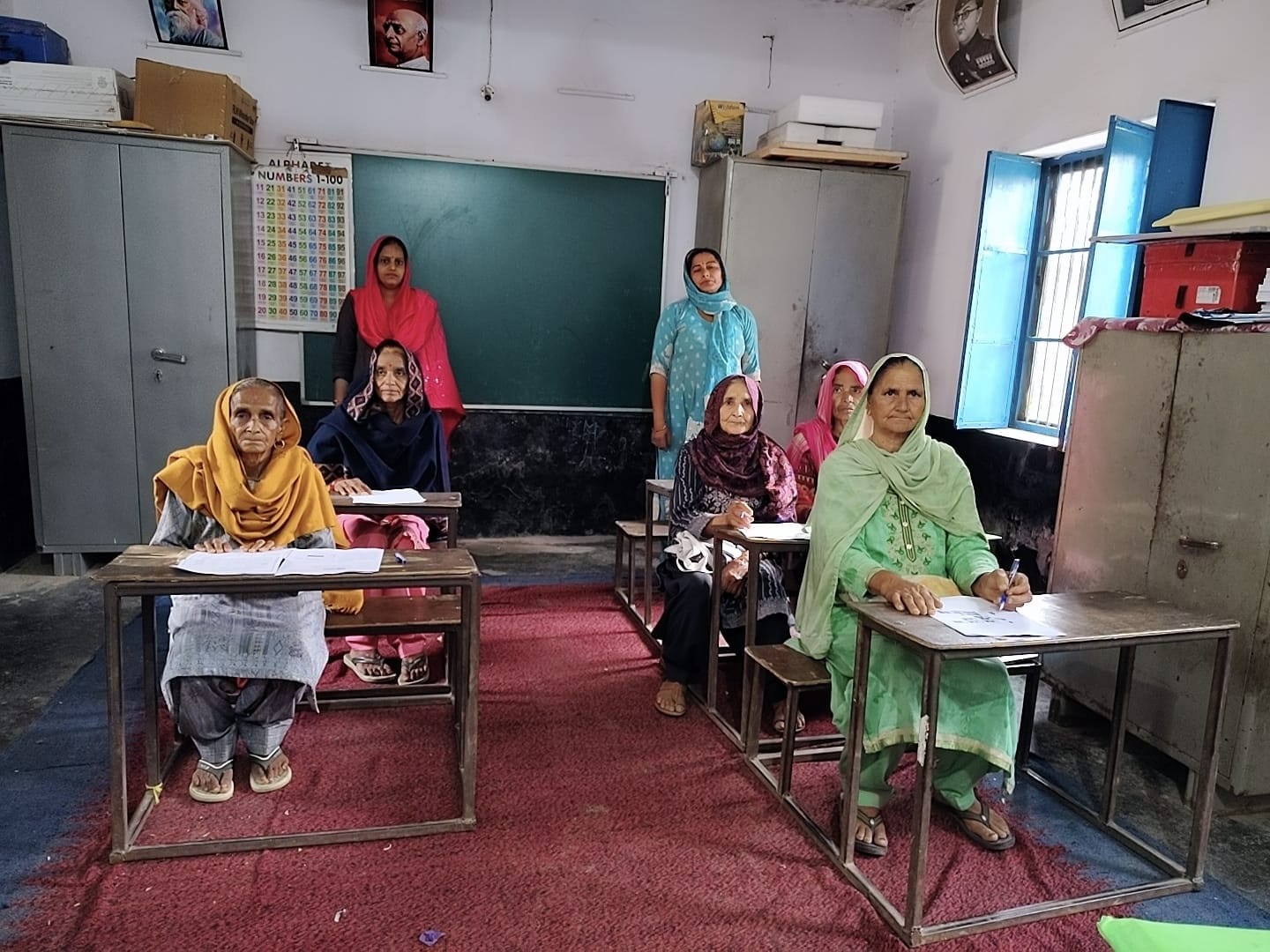 जबली में बुजुर्ग महिला की घर पर परीक्षा लेते हुए शिक्षक। संवाद जबली में बुजुर्ग महिला की घर पर परीक्षा लेते हुए शिक्षक। संवाद