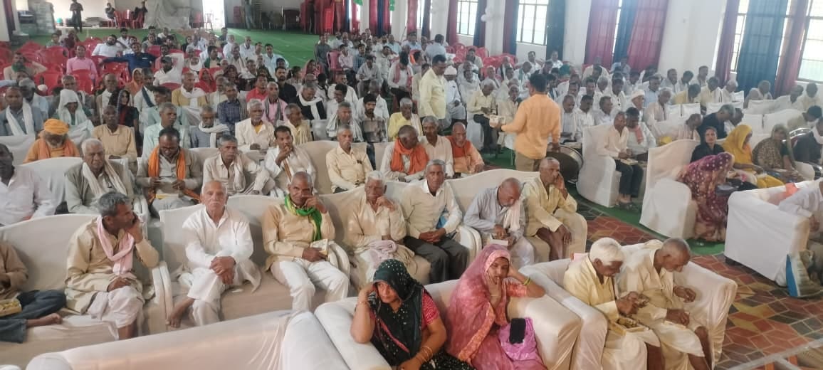जिला पंचायत में किसानों की ओर से लगाए स्टॉल पर जानकारी लेते ब्लॉक प्रमुख पुष्पेंद्र राजपूत। संव जिला पंचायत में किसानों की ओर से लगाए स्टॉल पर जानकारी लेते ब्लॉक प्रमुख पुष्पेंद्र राजपूत। संव