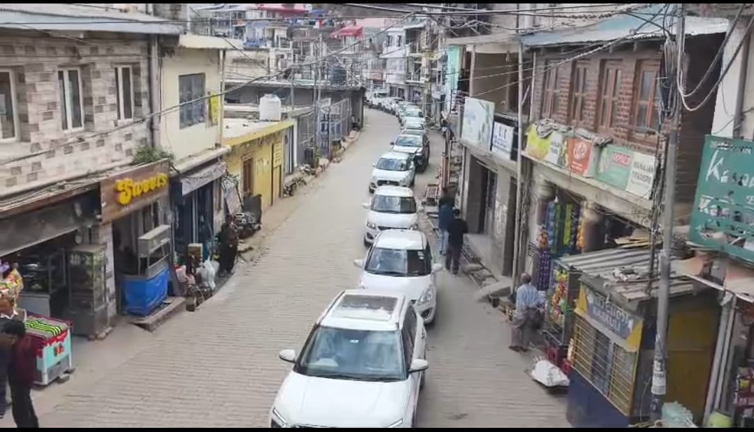 कालका-शिमला नेशनल हाईवे पर परवाणू टोल के पास लगा जाम। संवाद कालका-शिमला नेशनल हाईवे पर परवाणू टोल के पास लगा जाम। संवाद