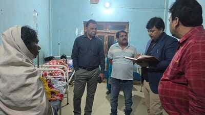 कप्तानगंज कस्बे के तिरुपति हॉस्पिटल की जांच करते सीएचसी अधीक्षक डॉ. सूर्यभान कुशवाहा।स्रोत-सोशल कप्तानगंज कस्बे के तिरुपति हॉस्पिटल की जांच करते सीएचसी अधीक्षक डॉ. सूर्यभान कुशवाहा।स्रोत-सोशल