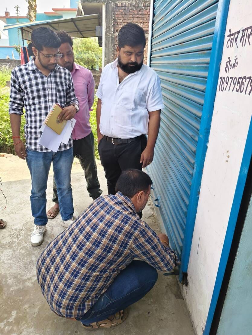 कप्तानगंज कस्बे के तिरुपति हॉस्पिटल की जांच करते सीएचसी अधीक्षक डॉ. सूर्यभान कुशवाहा।स्रोत-सोशल कप्तानगंज कस्बे के तिरुपति हॉस्पिटल की जांच करते सीएचसी अधीक्षक डॉ. सूर्यभान कुशवाहा।स्रोत-सोशल