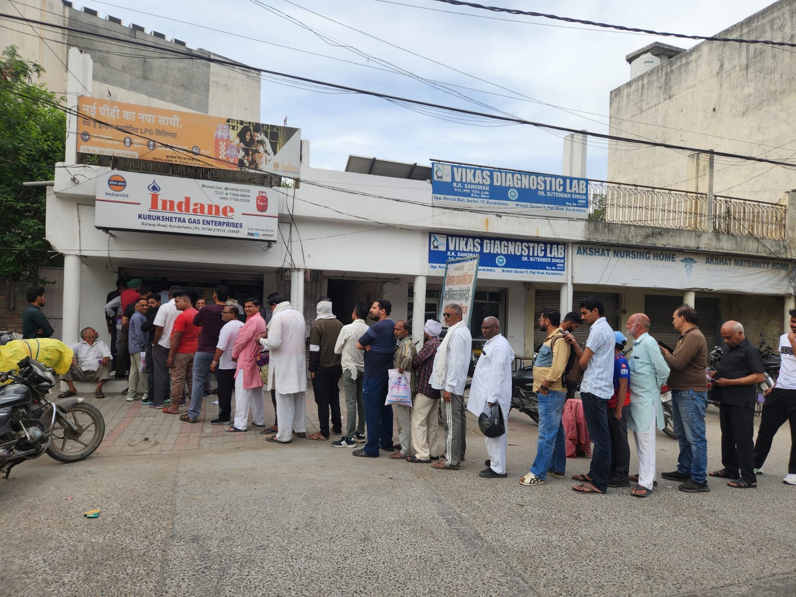 कुरुक्षेत्र। एलपीजी गैस सिलेंडर बुक करवाने के लिए लाइने में लगे उपभोक्ता। संवाद कुरुक्षेत्र। एलपीजी गैस सिलेंडर बुक करवाने के लिए लाइने में लगे उपभोक्ता। संवाद