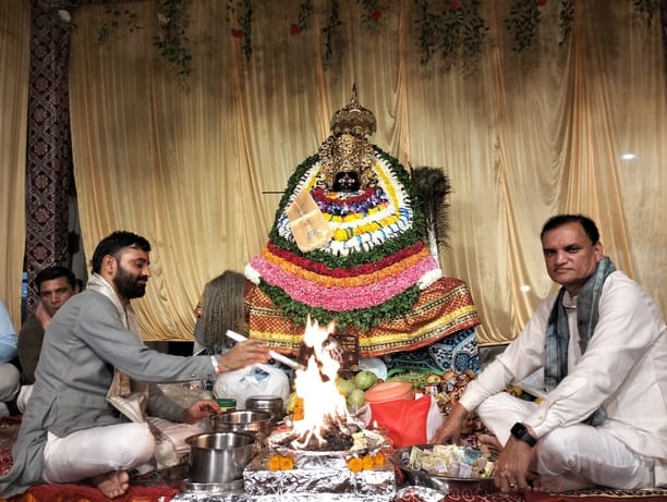 कुरुक्षेत्र। श्री खाटू श्याम मंदिर में पूजन-सेवा करते भक्त। संवाद कुरुक्षेत्र। श्री खाटू श्याम मंदिर में पूजन-सेवा करते भक्त। संवाद