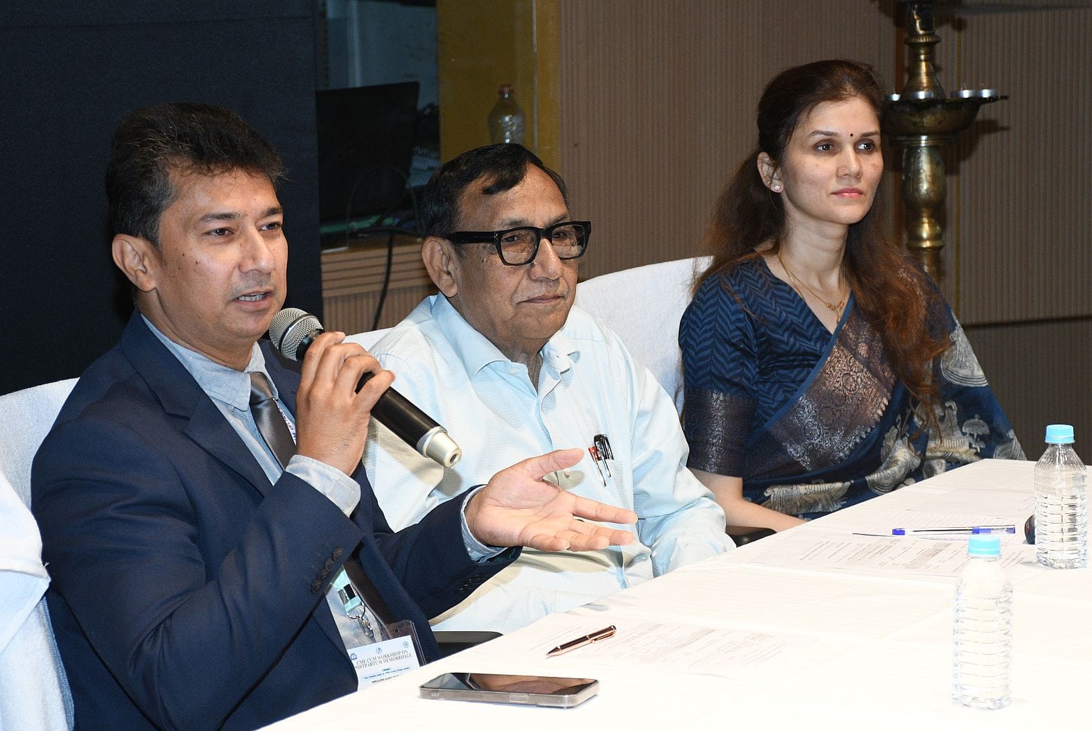 कार्यक्रम में शामिल चिकित्सक।