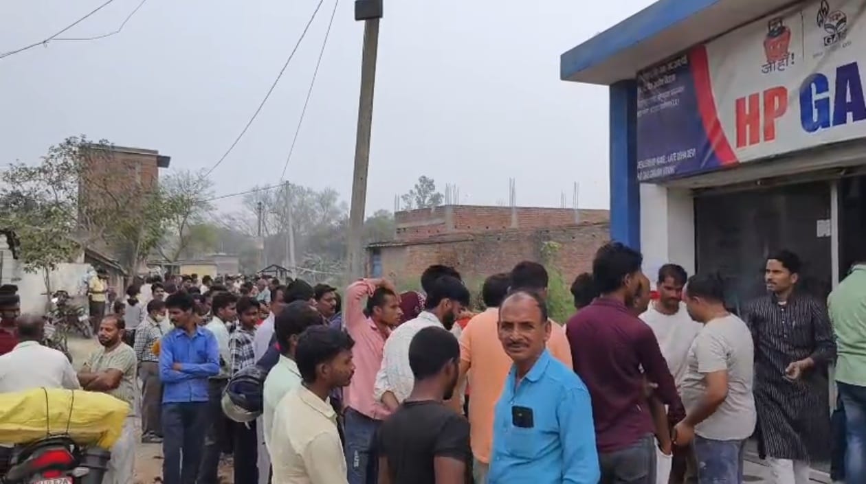 खड्डा के स्व. उषा देवी गैस एजेंसी के बाहर लगी भीड़।संवाद खड्डा के स्व. उषा देवी गैस एजेंसी के बाहर लगी भीड़।संवाद