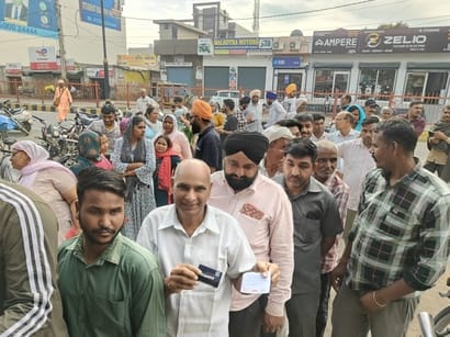 लाडवा। गैस एजेंसी के सामने लगी  लाइनें व ओटीपी दिखाता एक उपभोक्ता।  संवाद