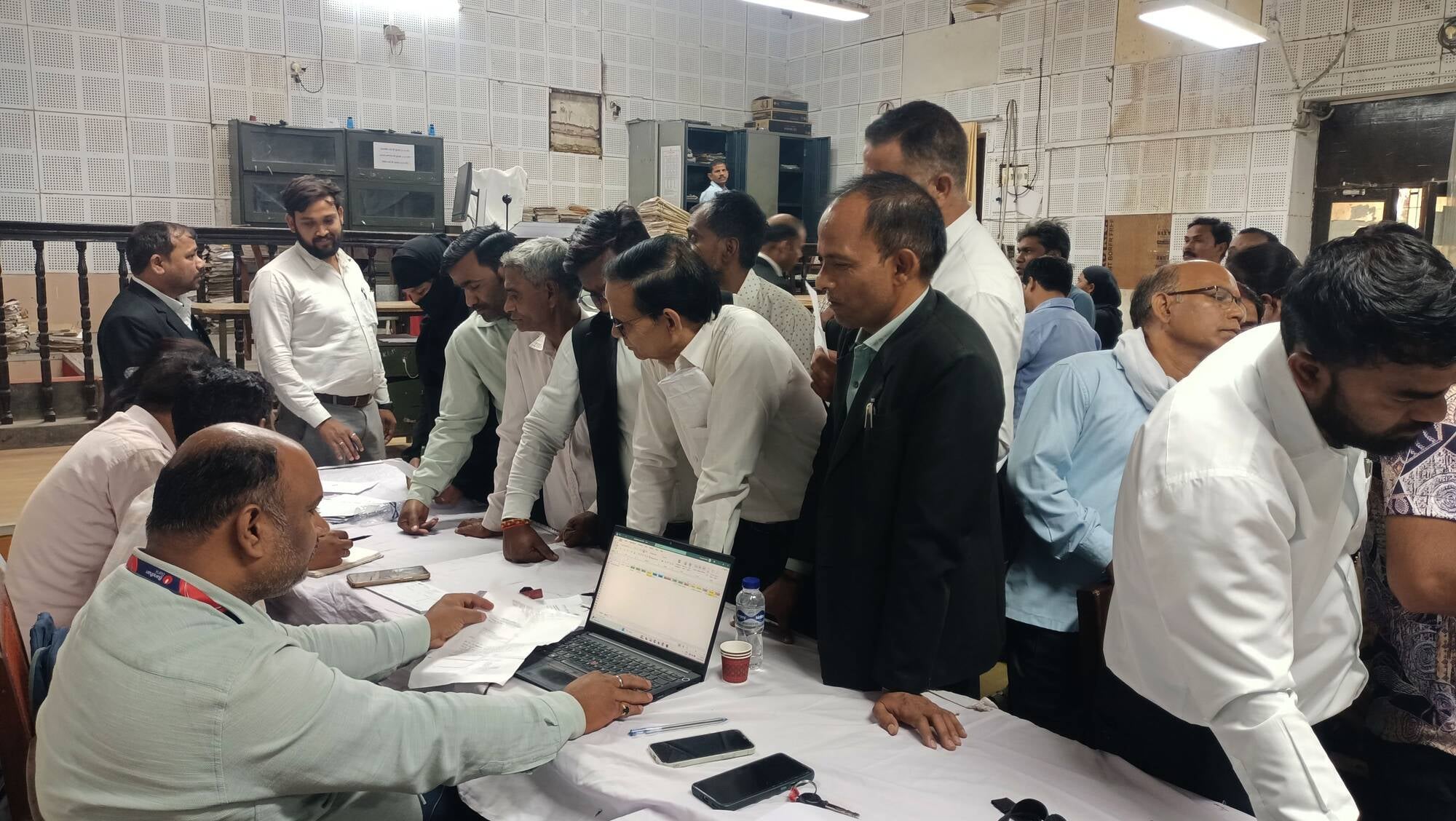 लोक अदालत में वादी। लोक अदालत में वादी।