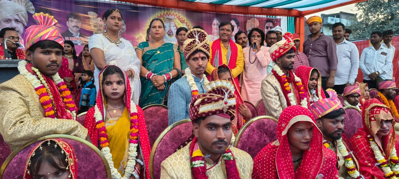 मां शीतला चौकिया धाम में सामूहिक विवाह कार्यक्रम में शादी के फेरे के लिए जा रहे जोड़ों को चुनरी मां शीतला चौकिया धाम में सामूहिक विवाह कार्यक्रम में शादी के फेरे के लिए जा रहे जोड़ों को चुनरी
