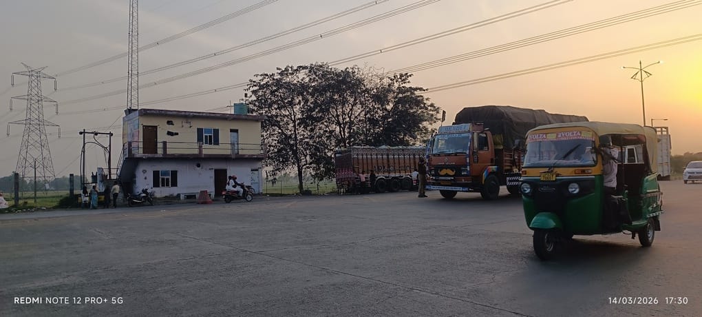 मुजहनाहेतिमपुर टोल प्लाजा पर तैनात पुलिस।स्रोत-सोशल मीडिया मुजहनाहेतिमपुर टोल प्लाजा पर तैनात पुलिस।स्रोत-सोशल मीडिया