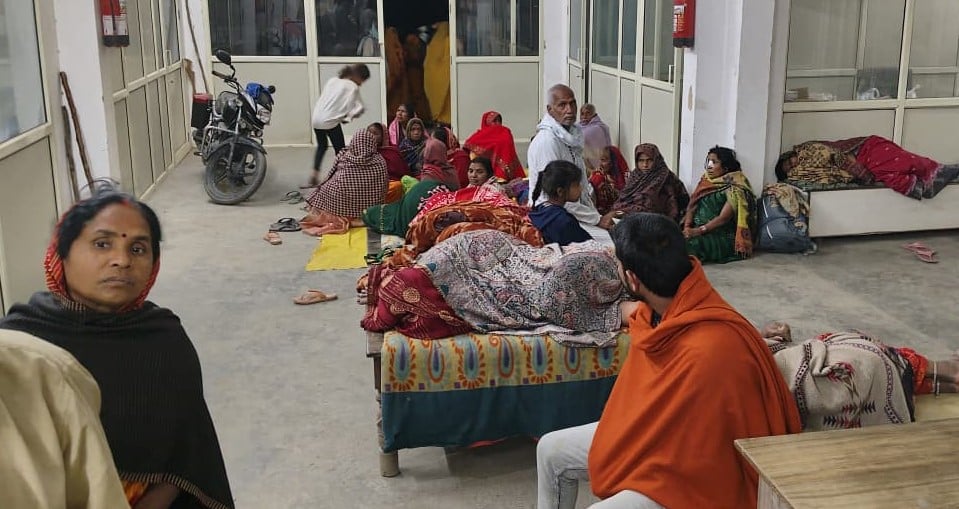 मीरानपुर कटरा में हादसे में क्षतिग्रस्त बस। स्रोत: जागरुक पाठक मीरानपुर कटरा में हादसे में क्षतिग्रस्त बस। स्रोत: जागरुक पाठक