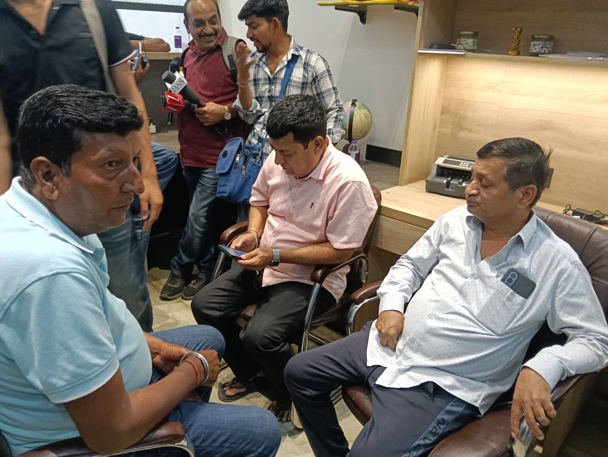 ऑफिस में घटना की जानकारी लेते डीएसपी सतीश वत्स। संवाद ऑफिस में घटना की जानकारी लेते डीएसपी सतीश वत्स। संवाद