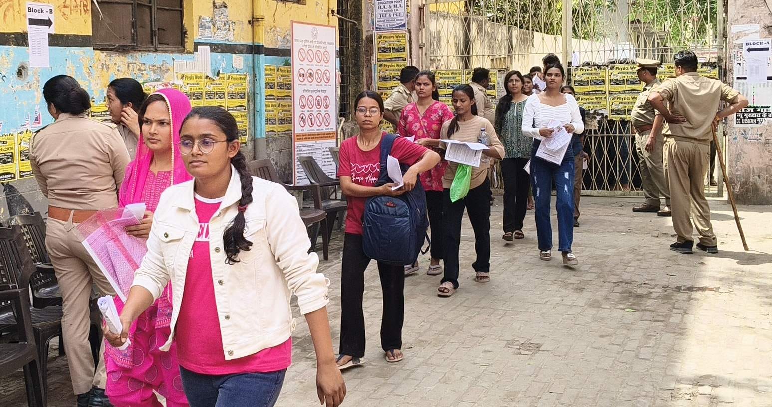 पीडीडीयू नगर पालिका इंटर कॉलेज के बाहर बंद पड़ी फोटो स्टेट की दुकानें व परीक्षार्थियों का इंतज