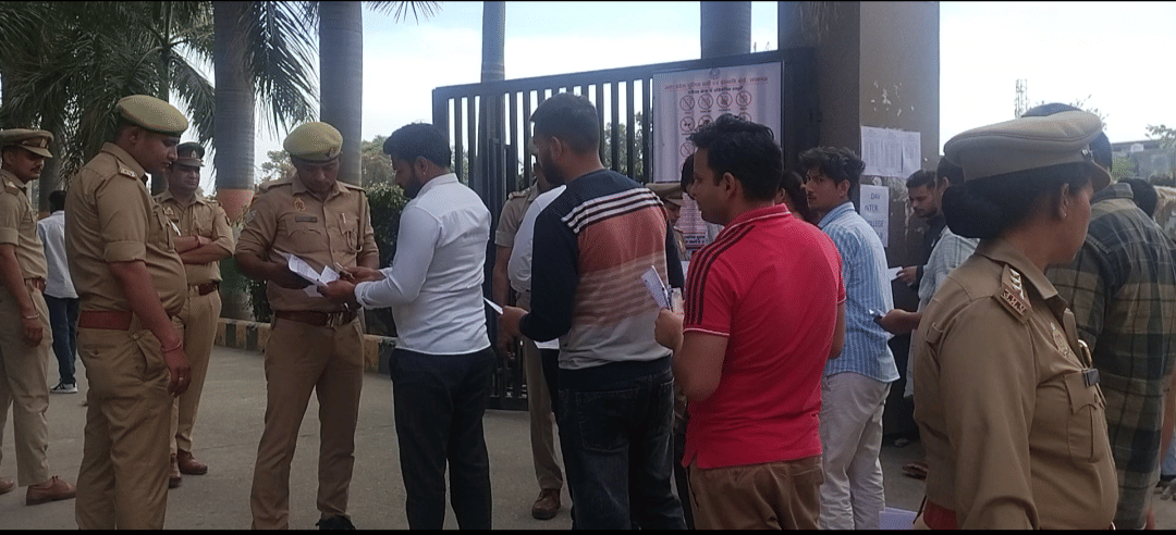 परीक्षा देने के बाद उत्तरों का मिलान करती हुईं महिला अभ्यर्थी स्रोत संवाद