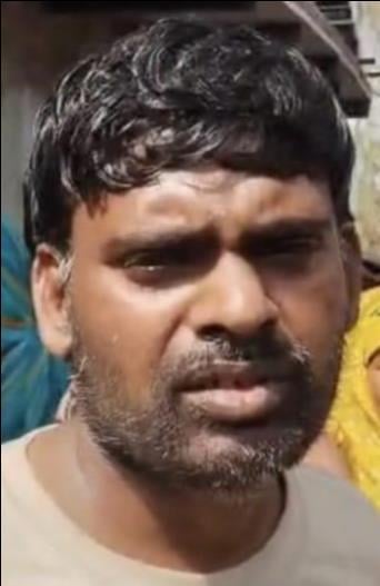 पंवारा के गंगापुर गांव में नागेंद्र गौड़ की मौत के बाद जुटी भीड़ और पुलिस। संवाद 