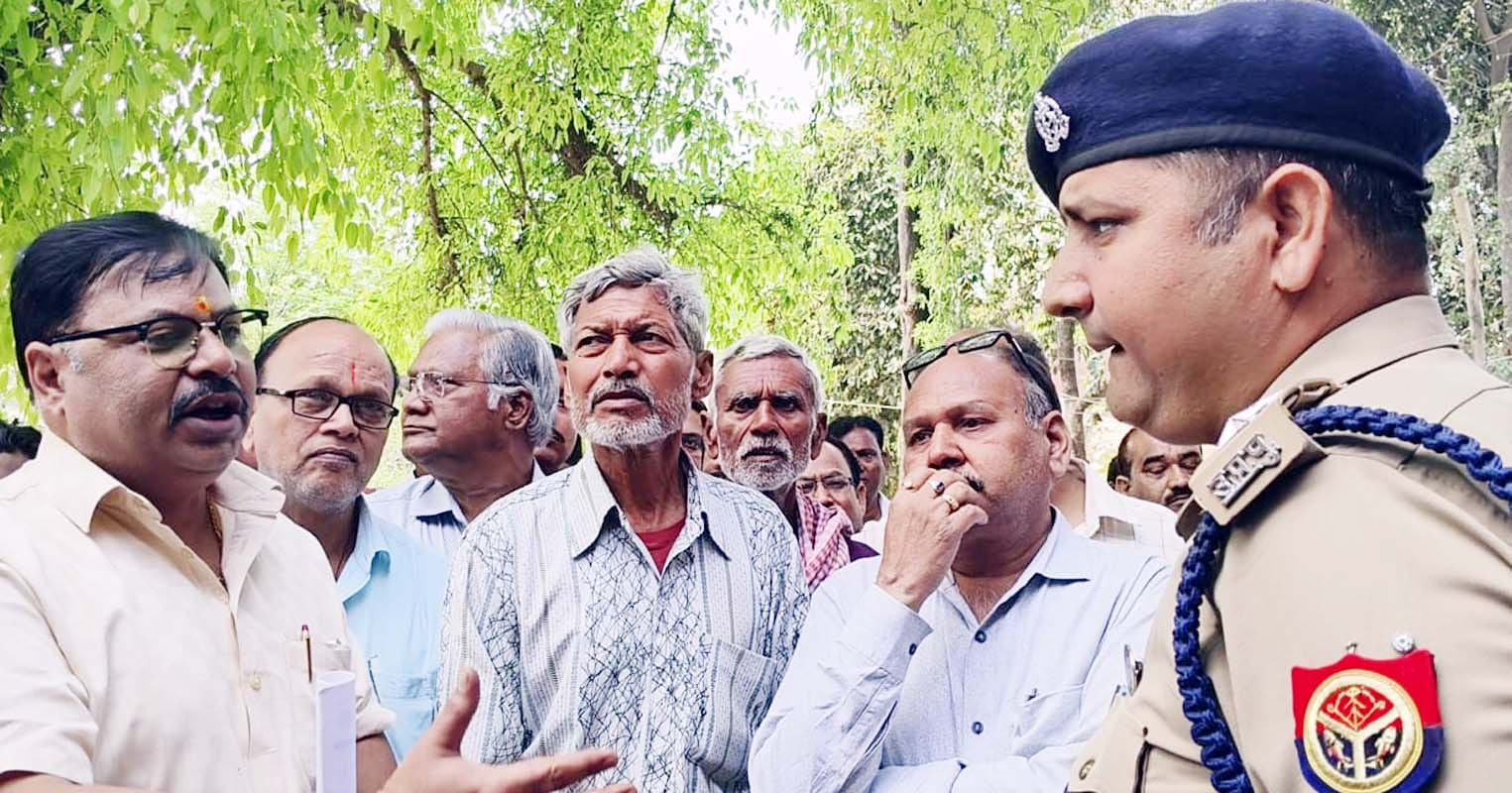 पुवायां में सीओ कार्यालय पर प्रदर्शन करते वैश्य समाज के लोग। संवाद