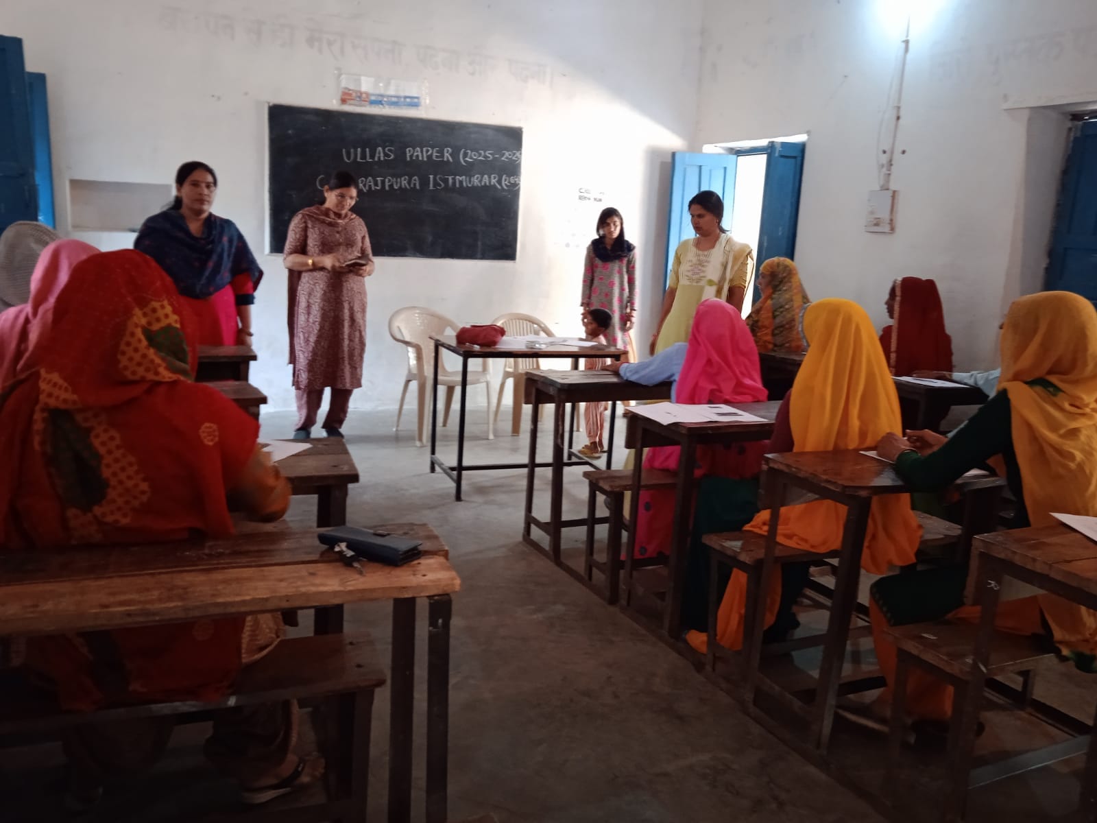 राजकीय माध्यमिक विद्यालय में उल्लास कार्यक्रम के तहत परीक्षा देते हुए परीक्षार्थी। संवाद राजकीय माध्यमिक विद्यालय में उल्लास कार्यक्रम के तहत परीक्षा देते हुए परीक्षार्थी। संवाद