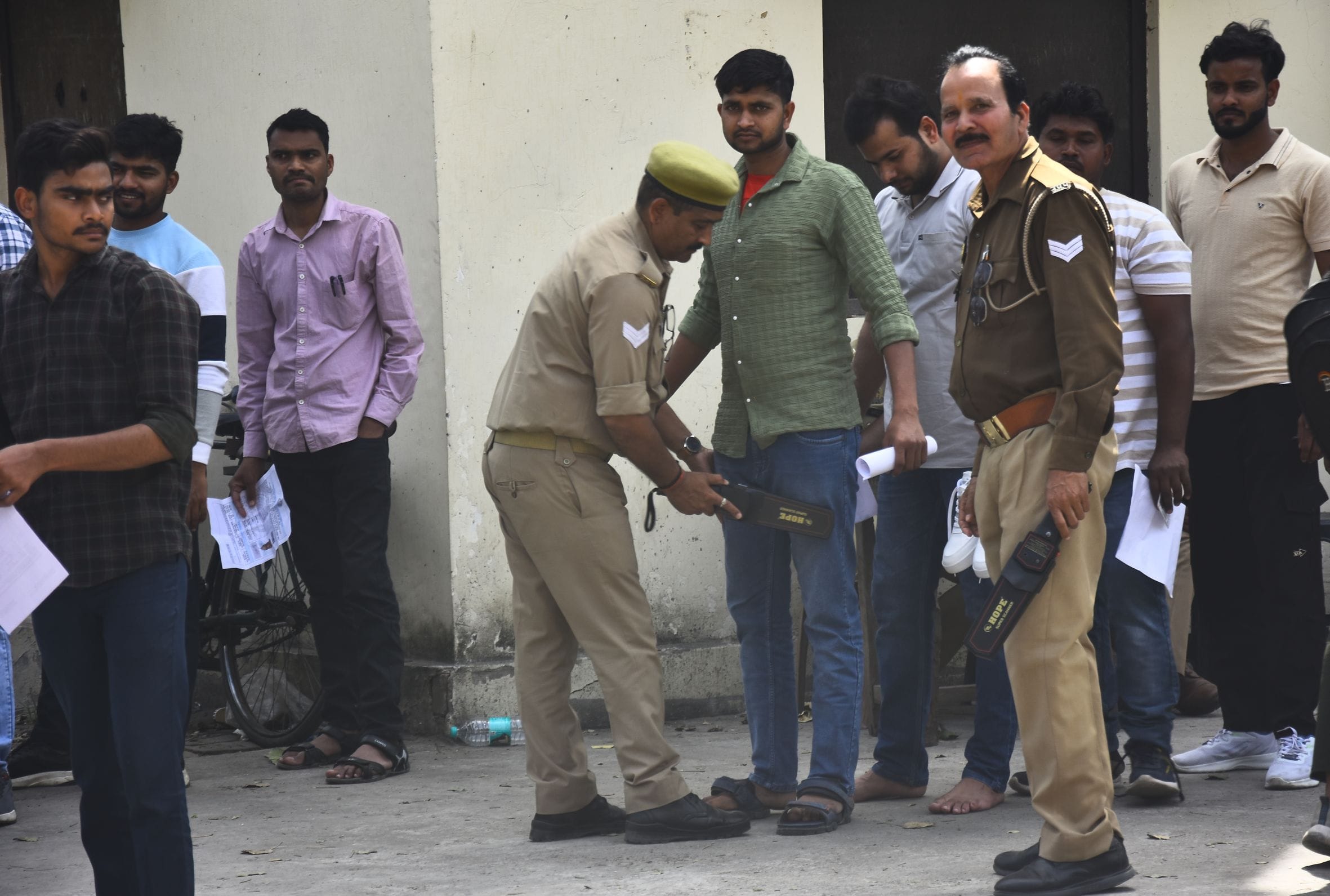 राजधानी के 54 परीक्षा केंद्रों पर हुई उपनिरीक्षक व समकक्ष पदों के लिए लिखित परीक्षा राजधानी के 54 परीक्षा केंद्रों पर हुई उपनिरीक्षक व समकक्ष पदों के लिए लिखित परीक्षा