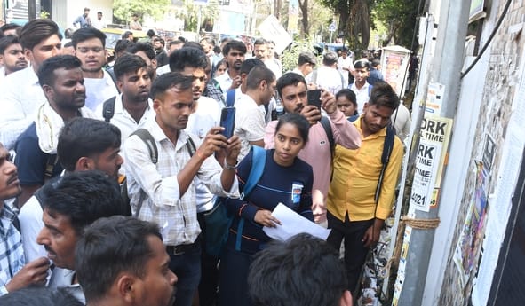 राजधानी के 54 परीक्षा केंद्रों पर हुई उपनिरीक्षक व समकक्ष पदों के लिए लिखित परीक्षा राजधानी के 54 परीक्षा केंद्रों पर हुई उपनिरीक्षक व समकक्ष पदों के लिए लिखित परीक्षा