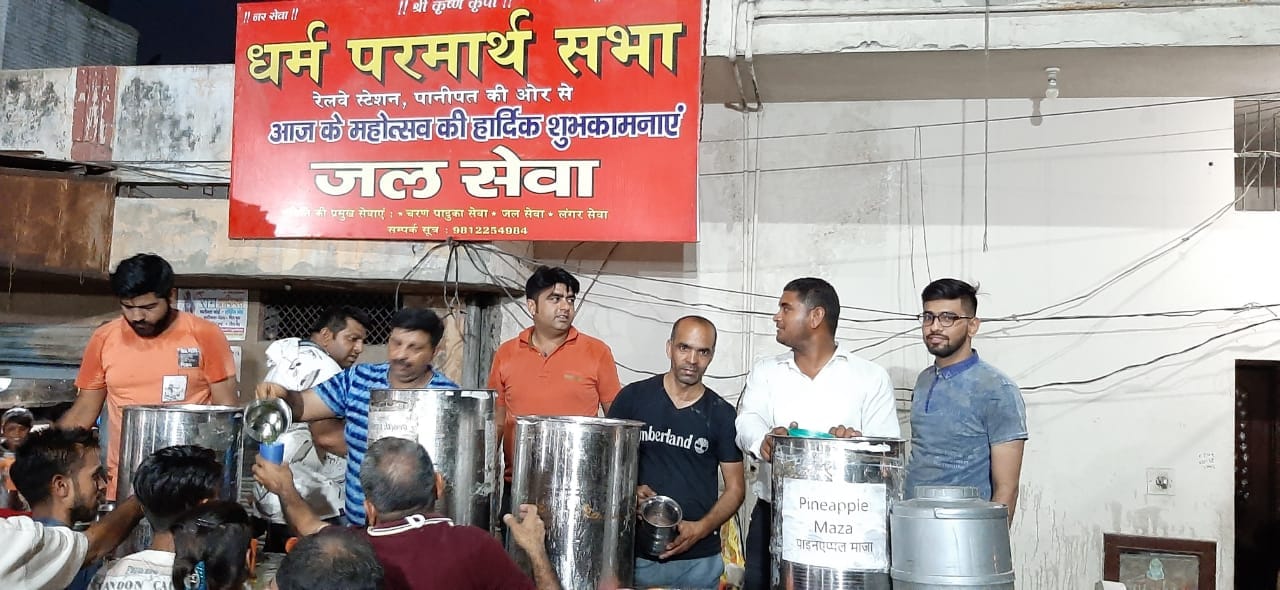 रेलवे स्टेशन पर यात्रियों को पानी पिलाते सभा के सदस्य। स्रोत : सभा