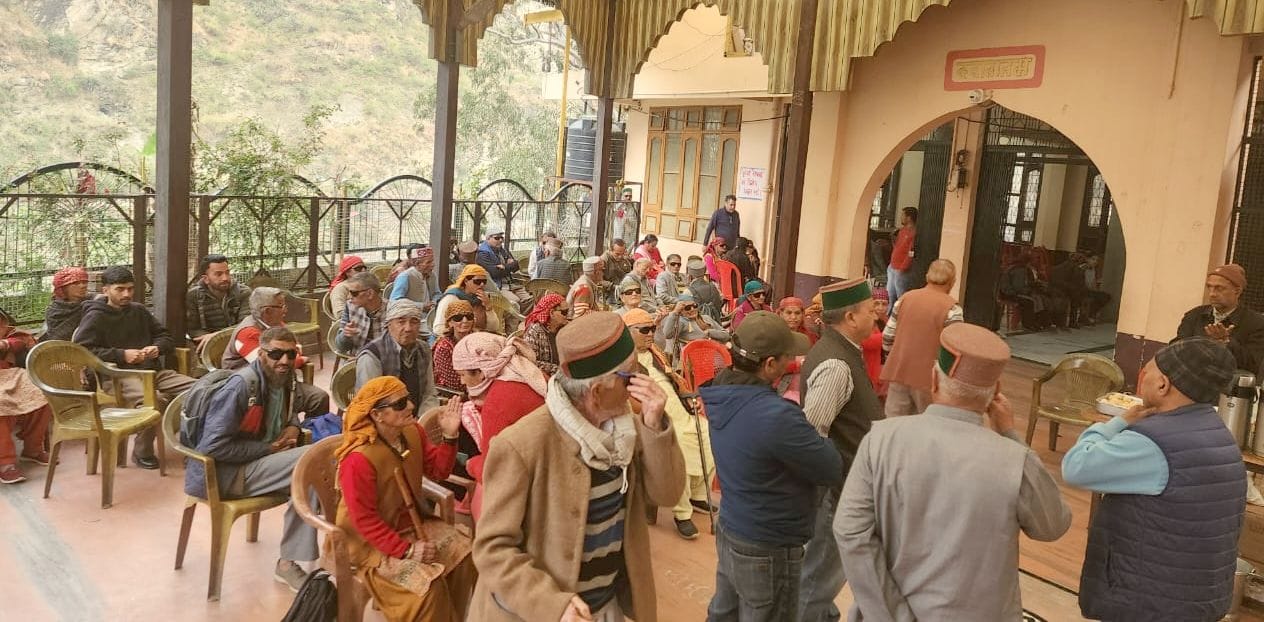 रामपुर के सत्यनारायण मंदिर में आंखों के ऑपरेशन करवा चुके लोगों की हुई जांच। संवाद