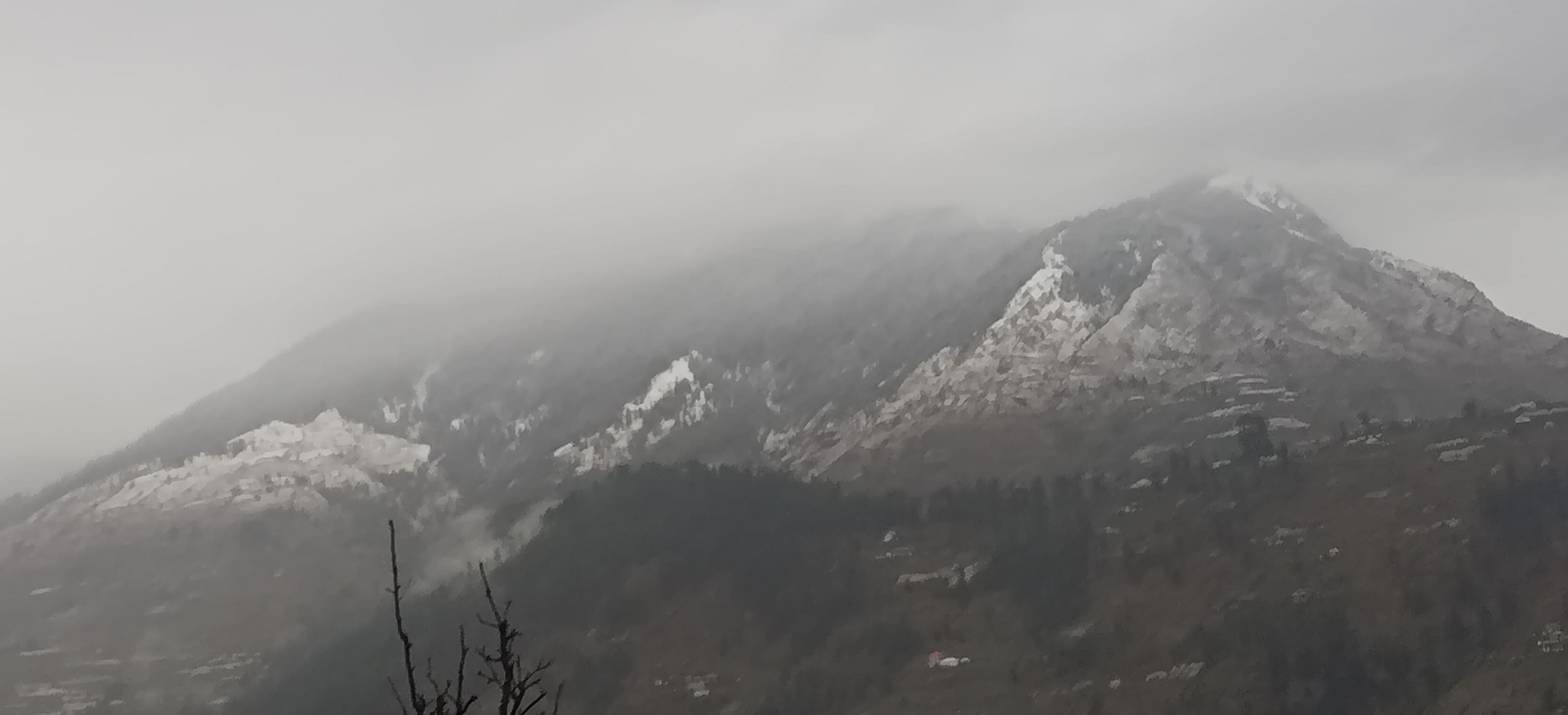 रामपुर के श्राईकोटी माता मंदिर में रविवार दोपहर बाद हुई बर्फबारी। स्रोत : जागरूक पाठक रामपुर के श्राईकोटी माता मंदिर में रविवार दोपहर बाद हुई बर्फबारी। स्रोत : जागरूक पाठक