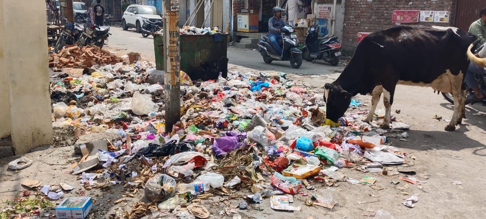 रुड़की में रामनगर कोर्ट के पास जमा कूडा- संवाद