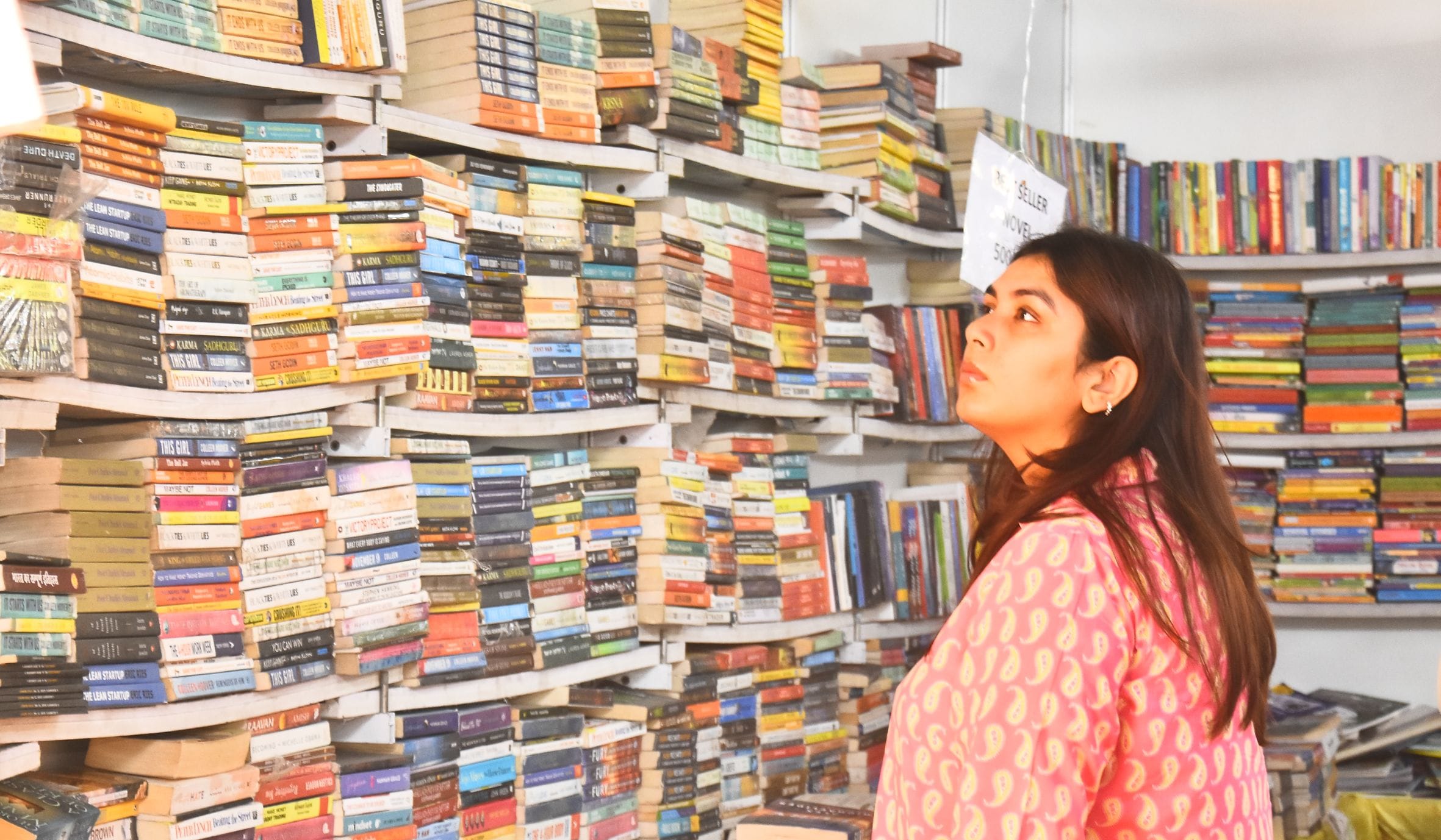 रवींद्रालय परिसर में लखनऊ पुस्तक मेले में मौजूद लोग। रवींद्रालय परिसर में लखनऊ पुस्तक मेले में मौजूद लोग।
