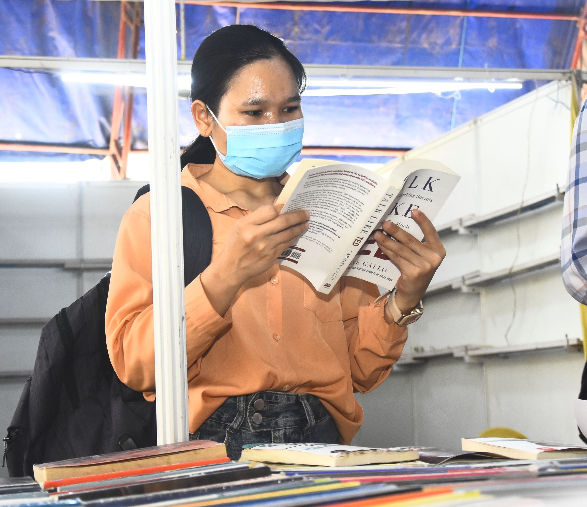 रवींद्रालय परिसर में लखनऊ पुस्तक मेले में मौजूद लोग। रवींद्रालय परिसर में लखनऊ पुस्तक मेले में मौजूद लोग।