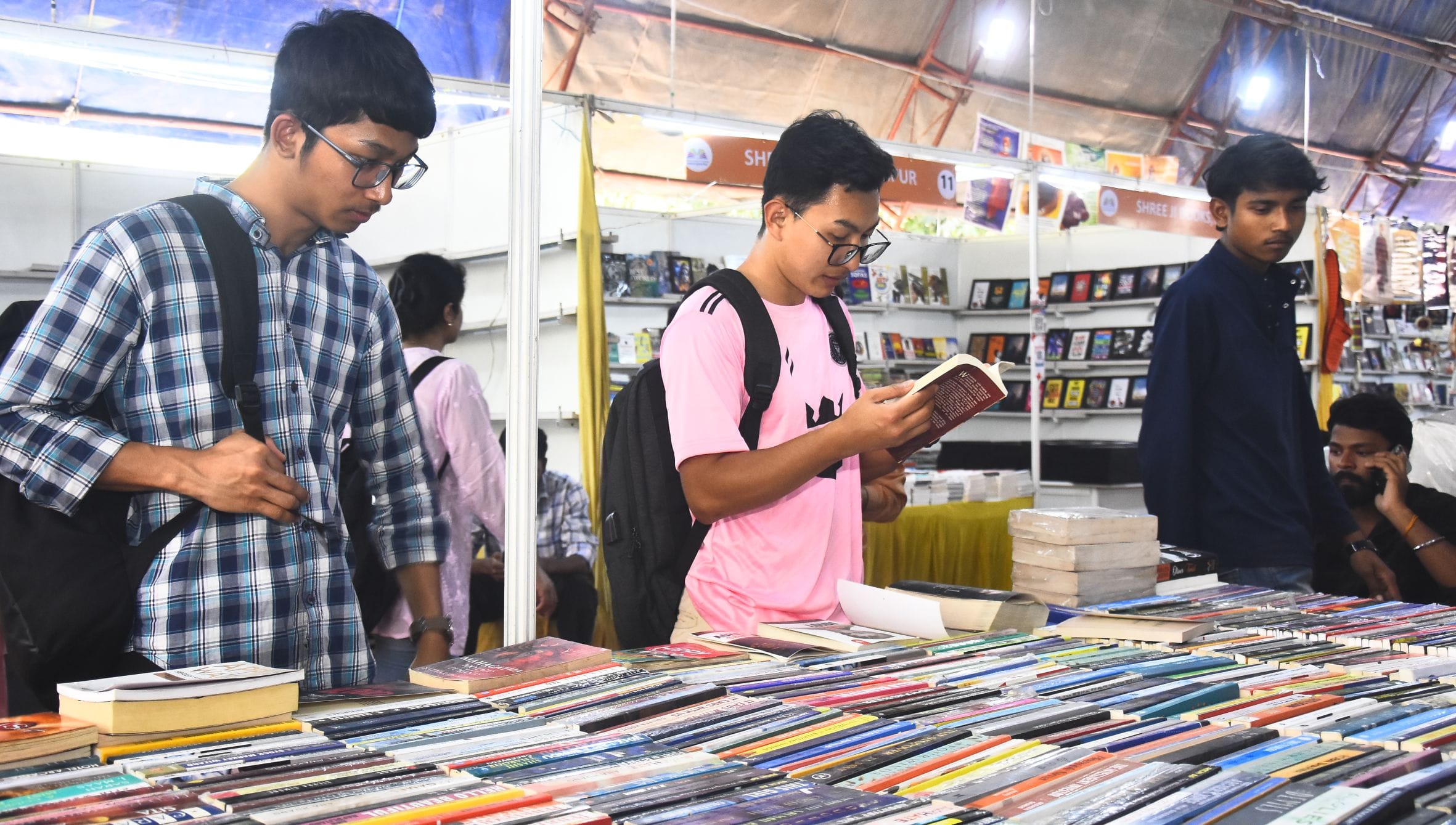 रवींद्रालय परिसर में लखनऊ पुस्तक मेले में मौजूद लोग। रवींद्रालय परिसर में लखनऊ पुस्तक मेले में मौजूद लोग।