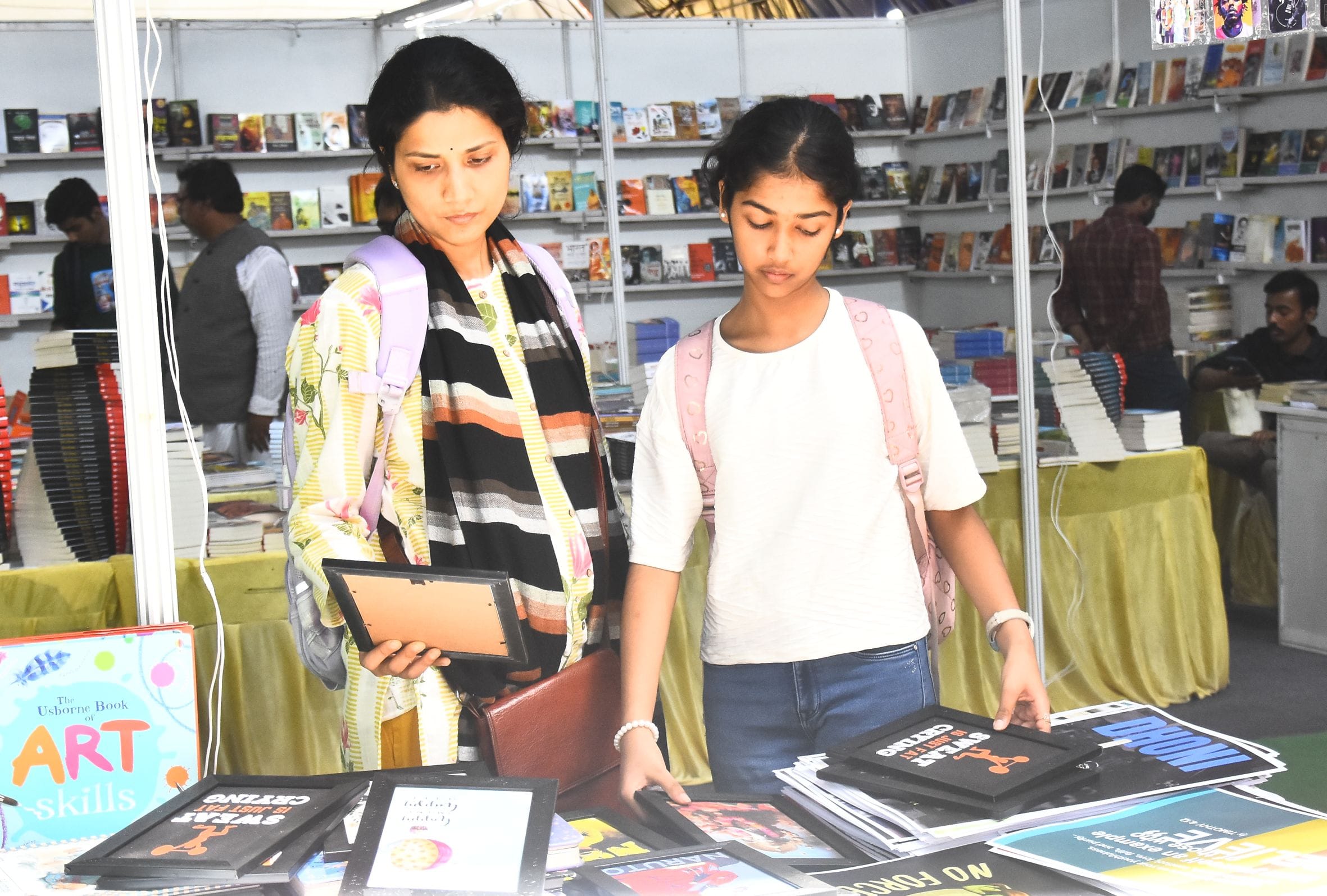 रवींद्रालय परिसर में लखनऊ पुस्तक मेले में मौजूद लोग। रवींद्रालय परिसर में लखनऊ पुस्तक मेले में मौजूद लोग।