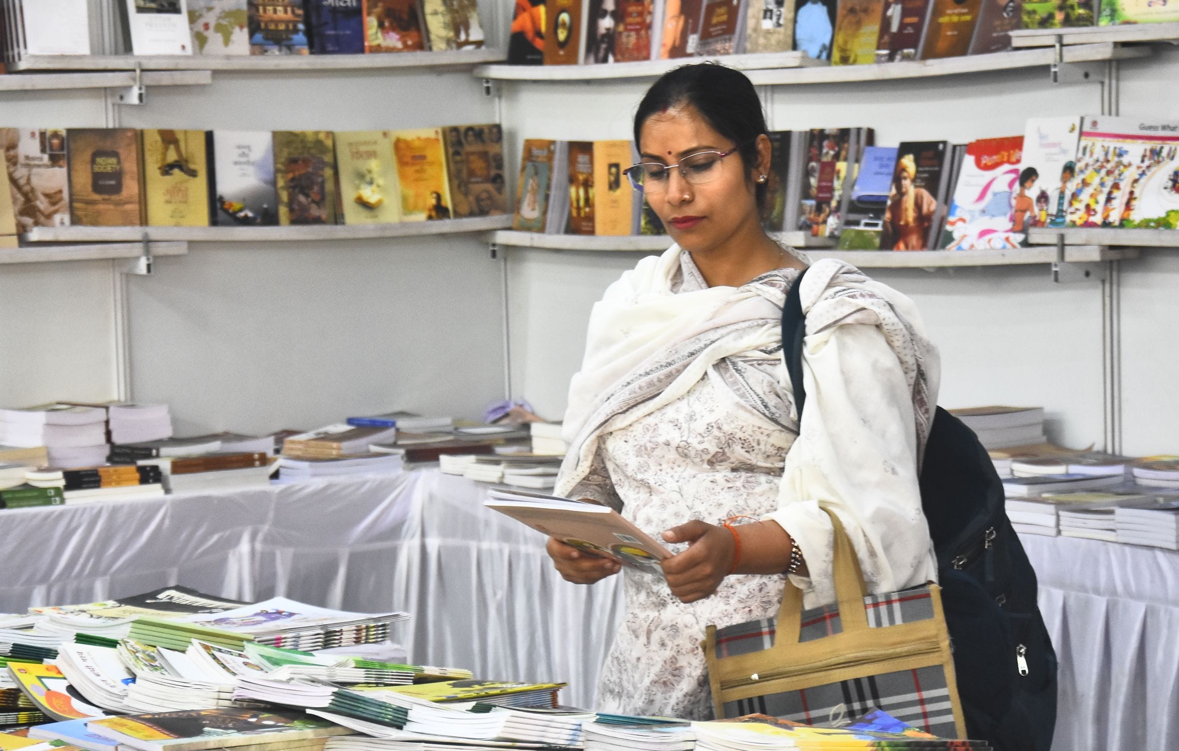 रवींद्रालय परिसर में लखनऊ पुस्तक मेले में मौजूद लोग। रवींद्रालय परिसर में लखनऊ पुस्तक मेले में मौजूद लोग।