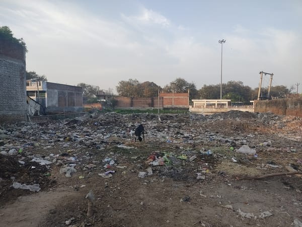 क़स्बा चायल में बीआरसी के समीप फागिंग करता कर्मी, साप्ताहिक बाजार के समीप लगा कूड़े का ढेर, जितें