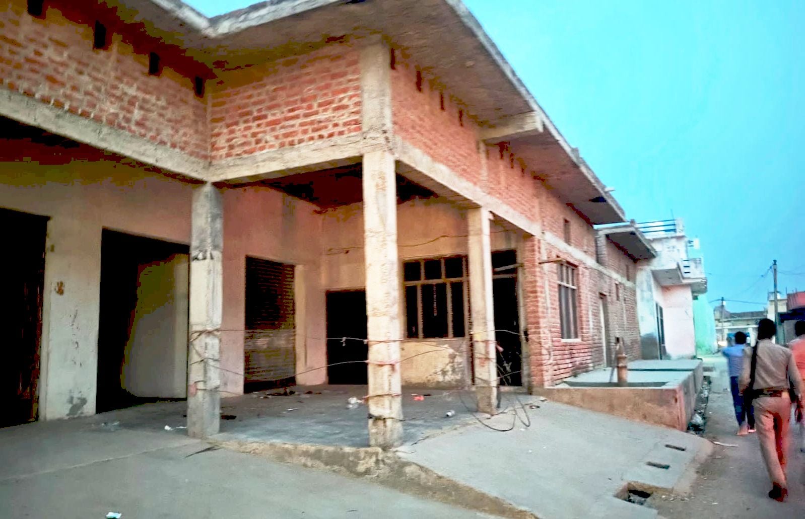 सैजनी स्थित एचपीसीएल बायोगैस प्लांट के बाहर तैनात पीएसी। संवाद