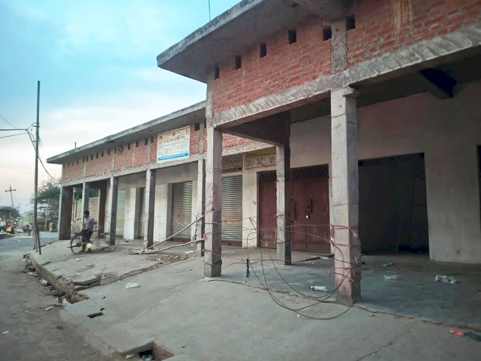 सैजनी स्थित एचपीसीएल बायोगैस प्लांट के बाहर तैनात पीएसी। संवाद