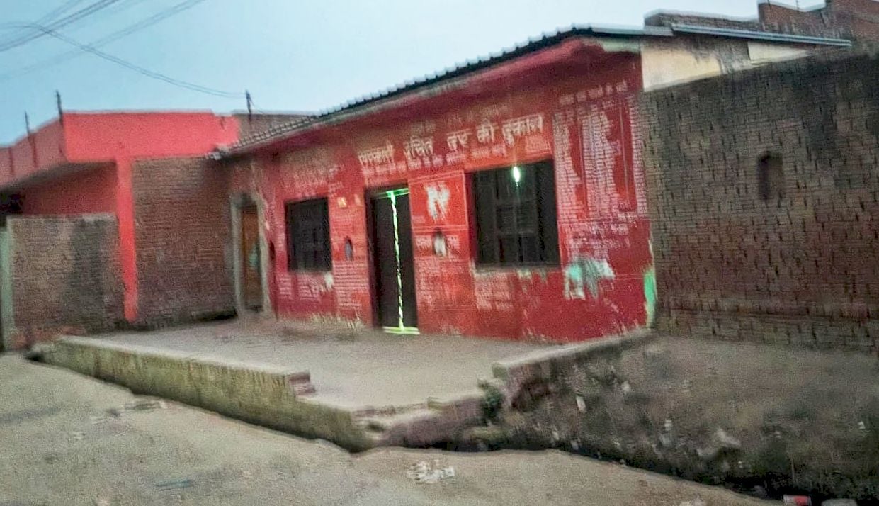 सैजनी स्थित एचपीसीएल बायोगैस प्लांट के बाहर तैनात पीएसी। संवाद