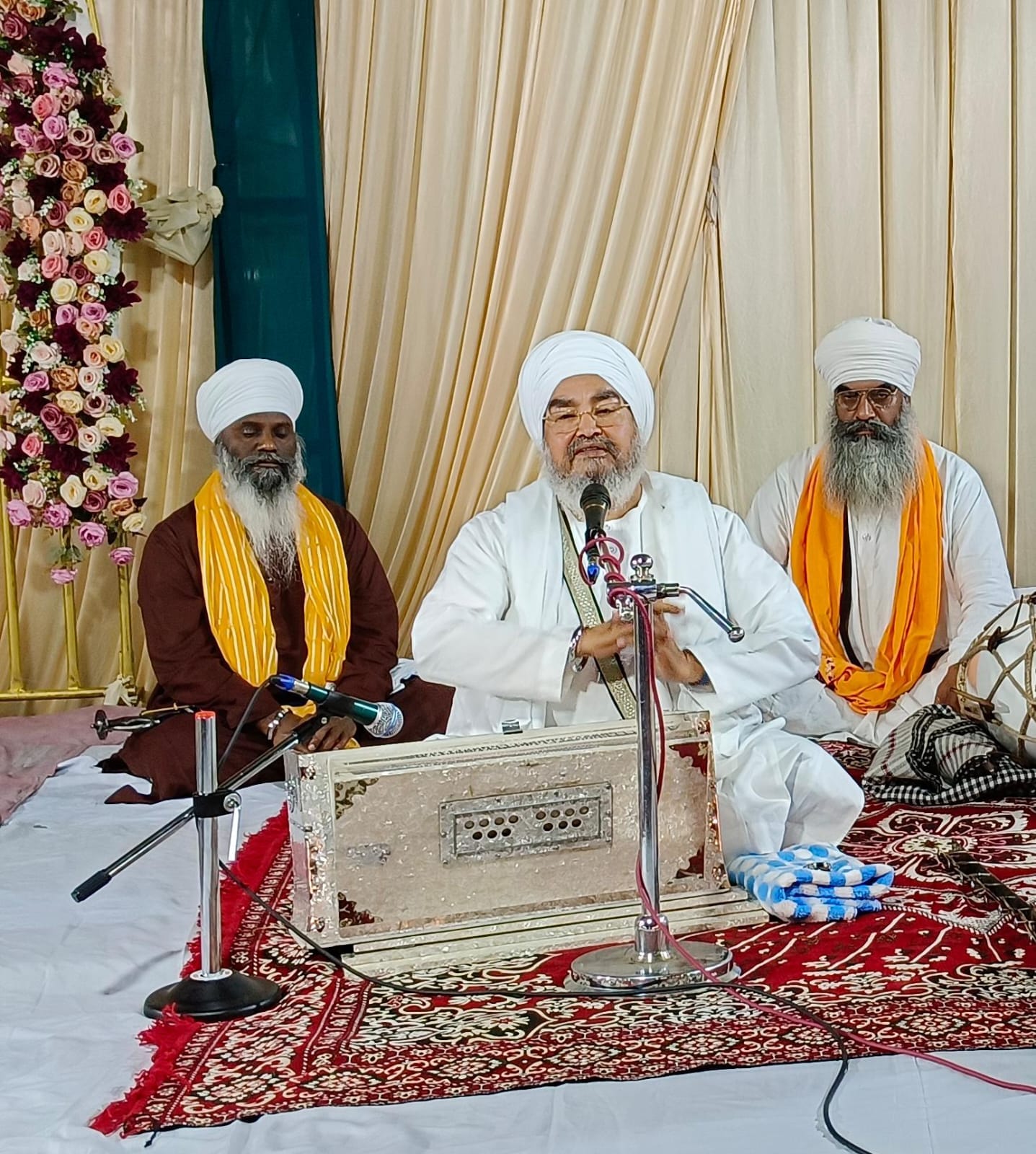 सिख समागम में मौजूद संगत स्रोत संवाद