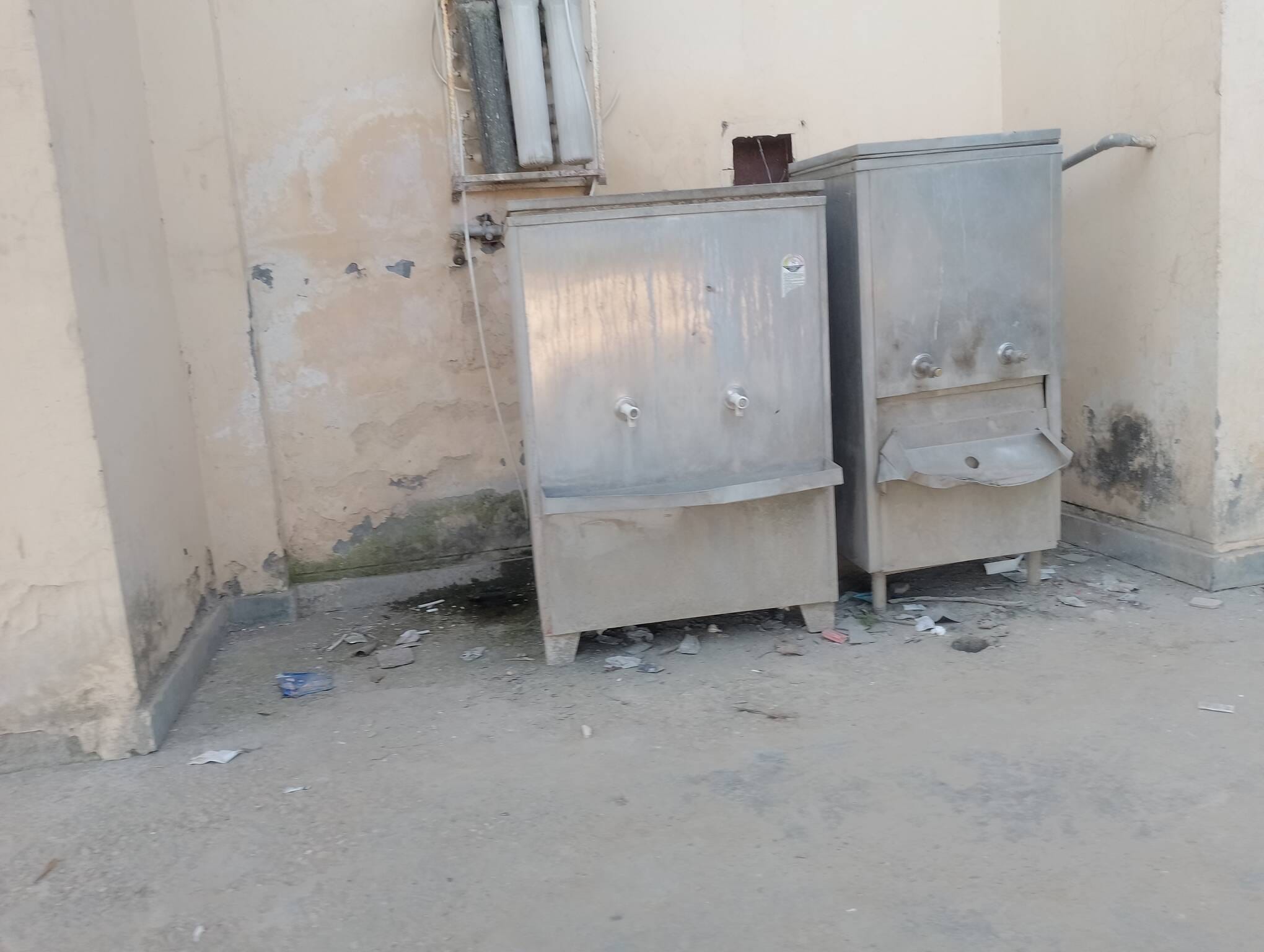 स्टेडियम में पड़े उपकरण। संवाद स्टेडियम में पड़े उपकरण। संवाद