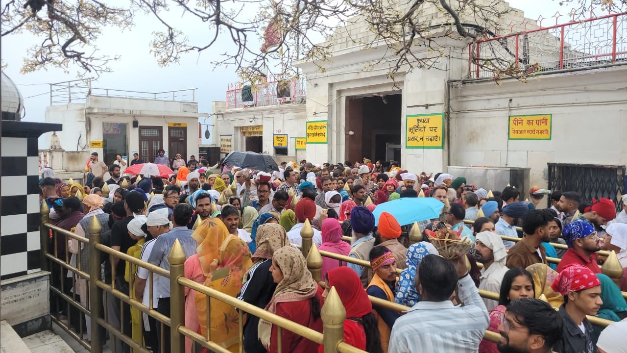 श्री नयना देवी जी में में दर्शनों में लिए पहुंचे श्रद्धालु। संवाद श्री नयना देवी जी में में दर्शनों में लिए पहुंचे श्रद्धालु। संवाद