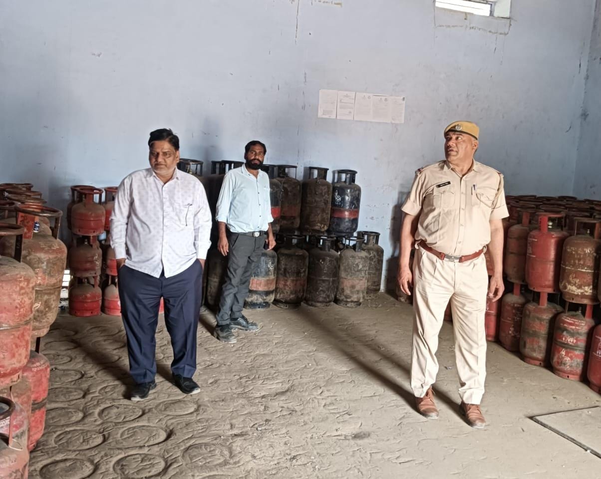 दौसा में जांच करती टीम