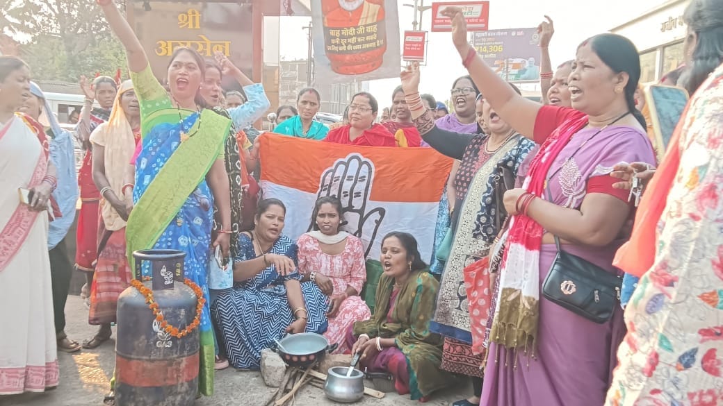 प्रदर्शन करते पदाधिकारी प्रदर्शन करते पदाधिकारी