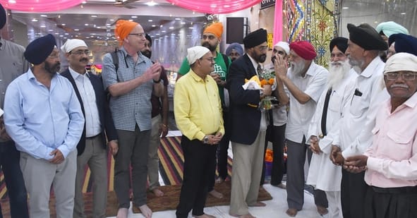 यूके-यूएसए के न्यायविदों के प्रतिनिधिमंडल ने गुरुद्वारे में टेका मत्था