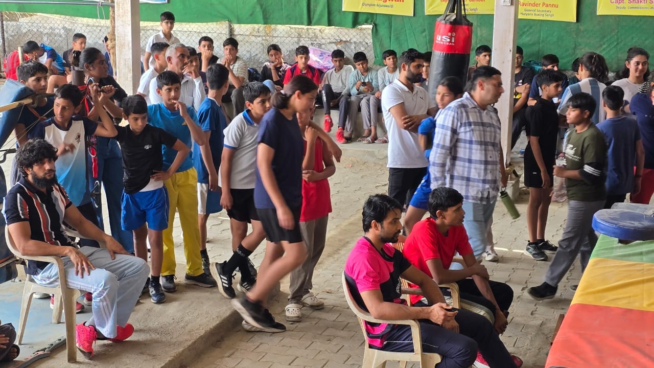 15jjrp24- झज्जर। जिला स्तरीय प्रतियोगिता का मैच खेलते खिलाड़ी। संवाद