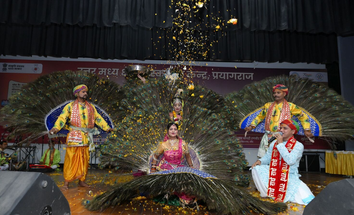 16जेएनडी25: सीआरएसयू में कार्यक्रम में अपनी कला दिखाते कलाकार। संवाद