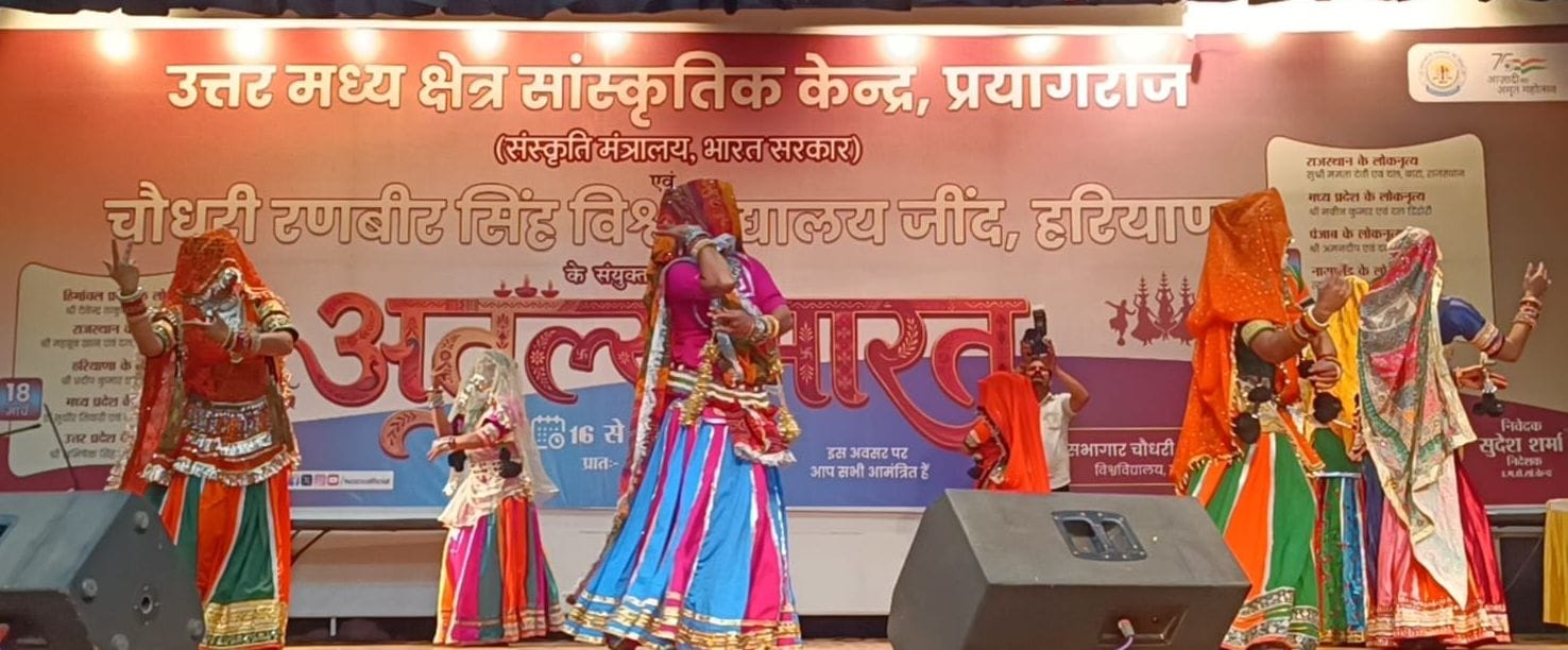 16जेएनडी25: सीआरएसयू में कार्यक्रम में अपनी कला दिखाते कलाकार। संवाद