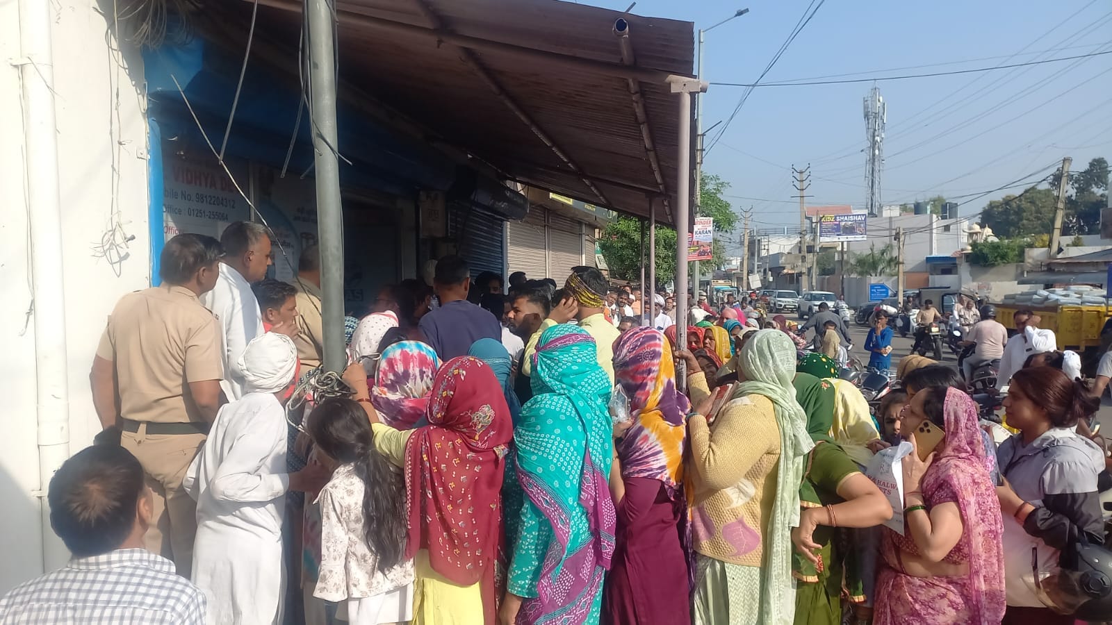 16jjrp10- गैस एजेंसी के बाहर लगी लोगों की लाइन। संवाद