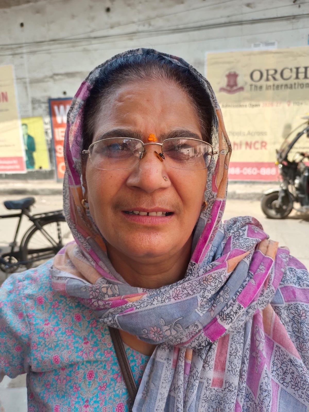 30 सोनीपत रोड पर बलियाणा मोड के पास एजेंसी पर गैस सिलिंडर के लिए लगी उपभोक्ताओं की लंबी कतार। 30 सोनीपत रोड पर बलियाणा मोड के पास एजेंसी पर गैस सिलिंडर के लिए लगी उपभोक्ताओं की लंबी कतार।